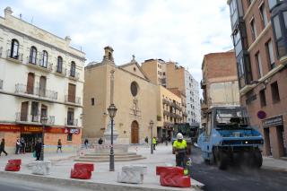 Foto de les obres d'asfaltat de la plaça de la Sang