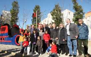 L'alcalde de Reus acompanyat de tots els assistents a la inauguració de la zona de jocs al barri Immaculada.
