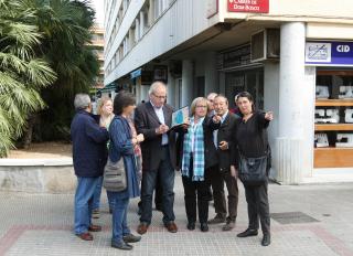 Els regidors amb els membres de l'Associació de Veïns de Pau Casals durant la visita.