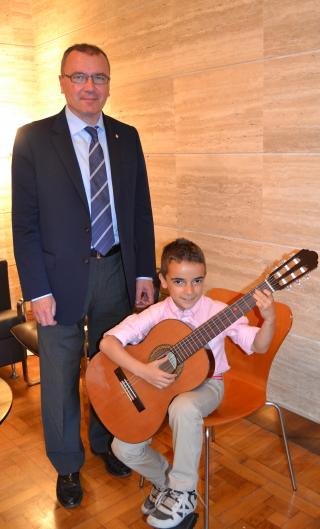 Alejandro Saiz fa una interpretació amb la guitarra a l'alcalde de Reus.