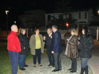 L'alcalde acompanyat dels regidors i els veïns durant la visita.