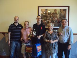 El regidor de Cultura i Joventut i la presidenta de la unió de Botiguers amb els premiats.