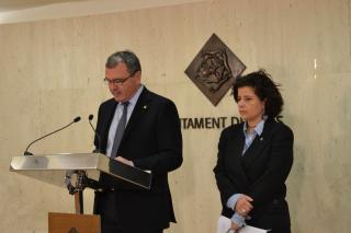 L'alcalde de Reus, acompanyat de la regidora de l'àrea de Benestar Social, durant la roda de premsa.