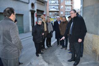 L'alcalde de Reus durant la visita al barri del Carme acompanyat d'alguns regidors i de membres de l'associació de veïns.