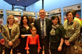L'alcalde de Reu acompanyat de les regidores i de membres de la nova entitat a l'exposició «Com Tu».