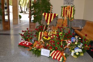 Imatge de les flors exposades al cementiri.