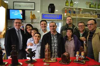 El mestre xocolater amb la seva família, l'alcalde de Reus i el regidor de Cultura i Joventut. 