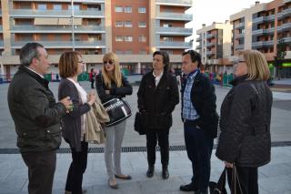 Els regidors durant la visita a la plaça de la Cultura de la Pau amb els veïns de la zona.