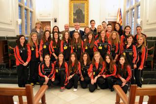 Fotografia de la recepció oficial amb els patinadors i patinadores del Reus Deportiu.