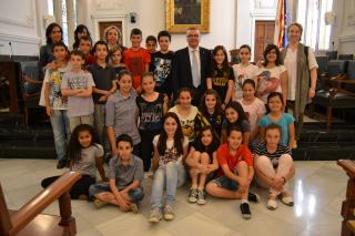 L'alcalde i la regidora amb els alumnes de l'escola Sant Josep al saló de Plens.