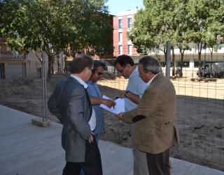 Els regidors amb el president del barri del Carme a la plaça de la Patacada.