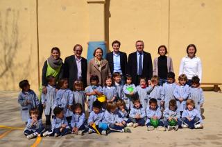 L'alcalde de Reus i els regidors amb infants i alguns membres de l'equip directiu del Maria Cortina.
