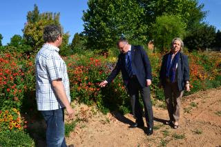 L'alcalde i la regidora de l'àrea d'Ensenyament i Política Lingüística durant la visita a l'IES d'Horticultura.