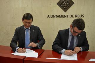 Pere Huguet, a la dreta i el regidor Marc Arza, a l'esquerra, signant el nou conveni.