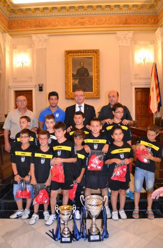 L'alcalde de Reus amb els alevins del Club Esportiu Unió Astorga.