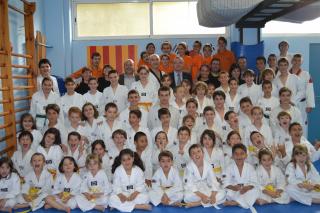 L'alcalde i el regidor d'Esports amb els responsables i els joves que practiquen Taekwondo al gimnàs Laissa.
