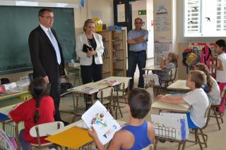 L'alcalde i la regidora, acompanyats del director del centre, visitant les aules del centre.