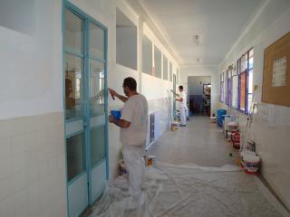 Tasques de pintura a l'escola Marià Fortuny de Reus.