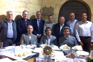 L'alcalde de Reus amb els Guardadors de la Tronada a la sala del campanar de la Prioral on s'ha ubicat l'antiga placa.