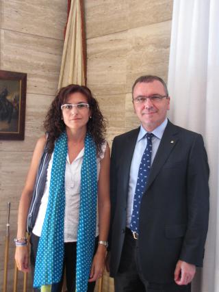 L'alcalde de Reus rep a l'alcaldessa de Cambrils, Mercè Dalmau, a l'Ajuntament de Reus.
