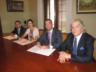 Joan Carles Virgili, Alícia Alegret, Juan Vicente Ivorra i Josep Jofré, durant la signatura del contracte.