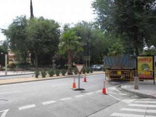 El pas de vianants elevat obligarà a desplaçar la parada d'autobús.
