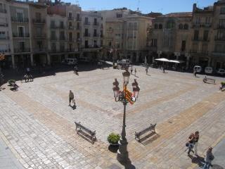 La plaça del Mercadal amb els nous bancs i jardineres.