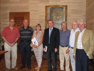 L'alcalde de Reus i la segona tinent d'alcalde amb representants de l'Agrupació Pericial de Reus.