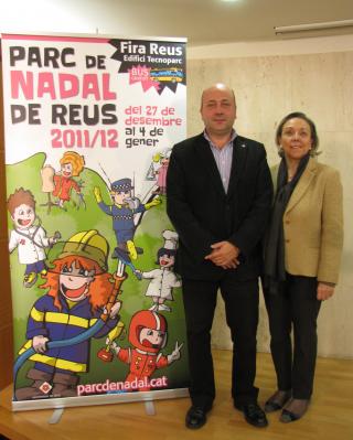 Imatge del cartell del Parc de Nadal amb els dos regidors responsables, Sebastià Domènech i M. Dolors Sardà.
