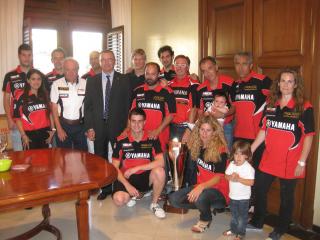 L'alcalde de Reus amb els components guanyadors de l'escuderia Folch Endurance.