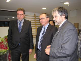 Josep LLuís Cleries, Carles Pellicer i Joaquim Nin, durant la visita a la residència. 