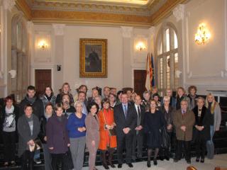 L'alcalde de Reus acompanyat de regidors de la corporació i dels membres de les associacions assistents.