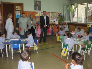 L'alcalde i la regidora de l'àrea d'Ensenyament i Política Lingüística durant la visita al Col·legi Sany Josep.