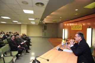 L'alcalde de Reus i el regidor d'Empresa i Ocupació durant la reunió amb els empresaris instal·lats a Redessa.