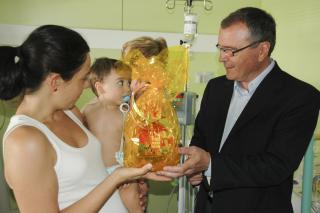 L'alcalde visitant la unitat de Pediatria de l'hospital.
