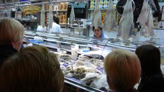 Alumnes del curs escoltant les recomanacions d'una de les paradistes del Mercat Central.