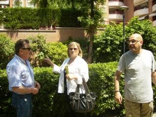 La regidora de Participació i Ciutadania visiten el barri dels Poetes.