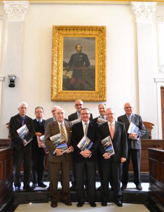 L'alcalde de Reus amb Francesc Cabré, l'autor del llibre, i membres de diferents èpoques de la Cambra de Comerç i de firaReus.