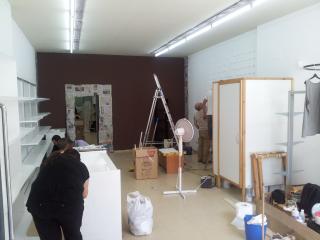 Els alumnes del taller renovant la botiga de Càriats.