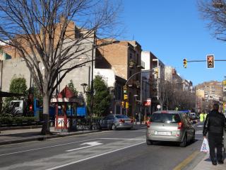 Accés al centre des de la riera Miró pel carrer del Roser