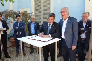 Imatge de la signatura de l'acord entre Reus i Tarragona pels Jocs Mediterranis 2018