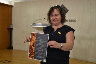 Imatge de la regidora de Participació, Montserrat Flores, durant la presentació de la programació de tardor del Casal de Dones