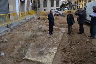 L'alcalde ha visitat les restes aparegudes a la plaça de Catalunya