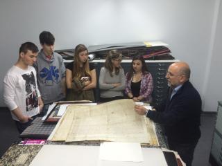 Visita a la sala on hi ha custodiats els pergamins