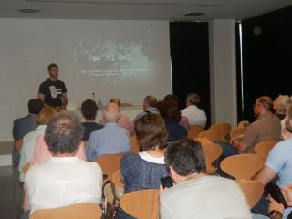 Axel Baiget, co director del documental, explicant com s'ha elaborat el documental