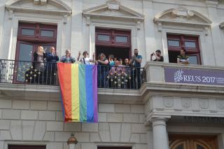 Foto acte col·locació bandera LGTBI balcó Ajuntament de Reus