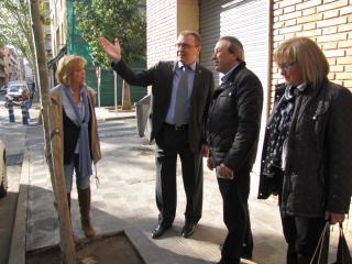 L'alcalde de Reus i els regidors amb la presidenta de l'associació de Veïns 25 de setembre, durant la visita al barri Niloga. 