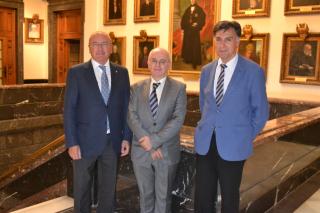 Imatge de Carlos López amb l'alcalde Carles Pellicer (esquerra) i el regidor Joaquim Enrech (dreta) a l'Ajuntament de Reus