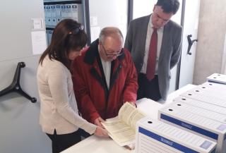 Imatge de l'acte de cessió de documentació de Joan Solé a l'Arxiu Municipal