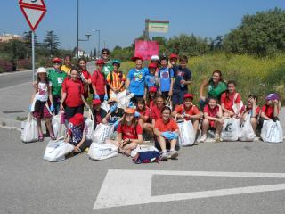 Imatge de l'alumnat de l'Escola Montsant durant l'acció de neteja «Let's clean up Europe» al camí antic de Castellvell del Camp